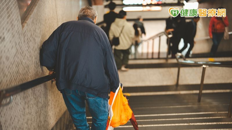 雙手食指、拇指圈小腿 完全圈住恐有「肌少症」風險!