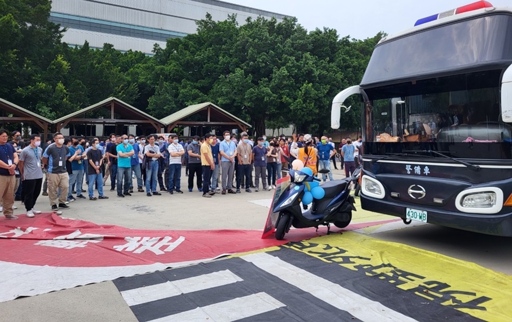 ▲圖說:中市警局借用大型警備車輛,向民眾展示大型車的視覺死角與轉彎內輪差的危險 (圖/台中市政府 提供)