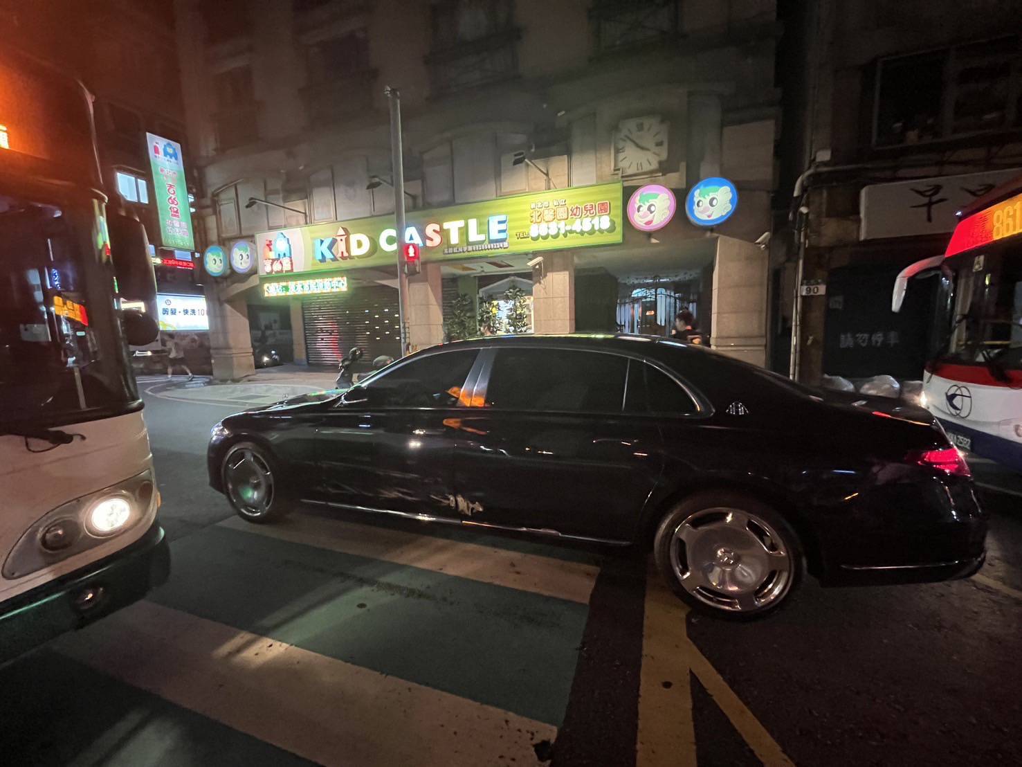 ▲新北市淡水區1部要價千萬級別的賓士「邁巴赫」遭撞。(翻攝畫面)