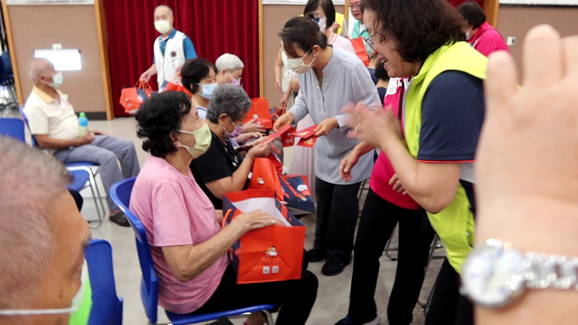 大通電子中秋慰問金讓獨居長者感受溫暖