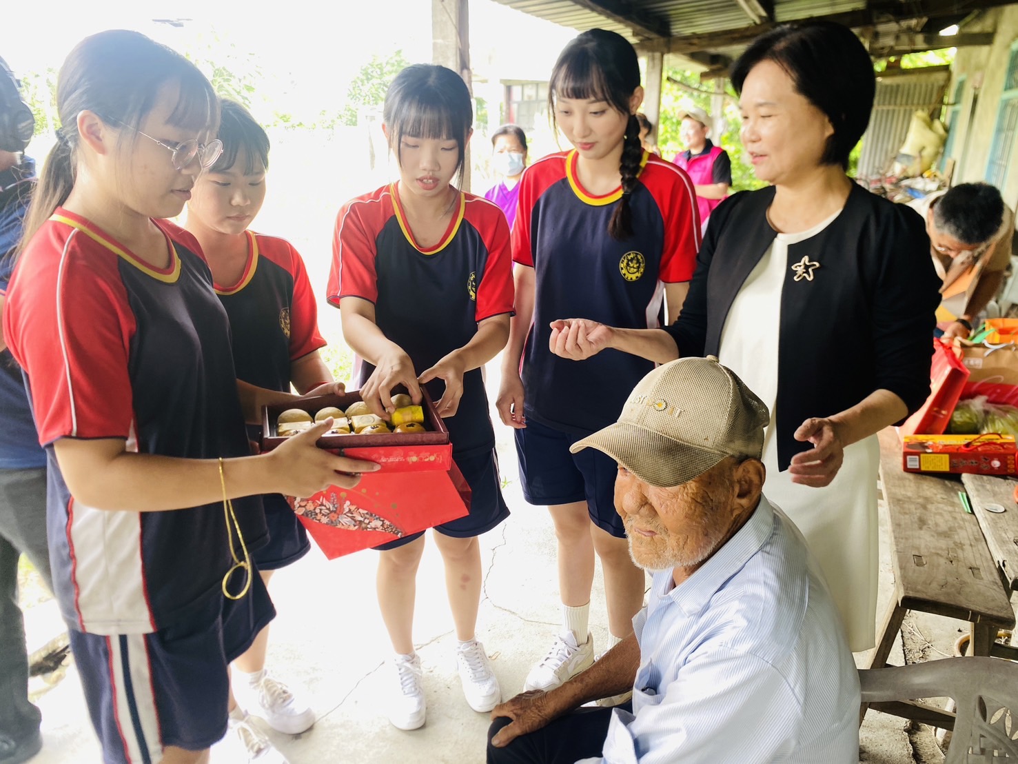 ▲北港鎮公所首次與北港農工以官學合作方式，由公所提供月餅材料費用，再請北港農工老師指導畜保科的學生們親手設計製作月餅禮盒。(記者陳雅琪攝)