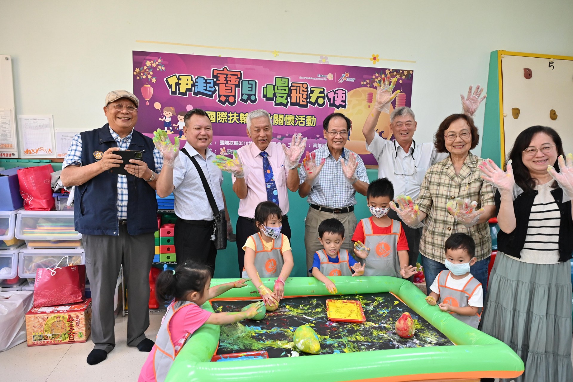 高雄港都扶輪社社友和伊甸山慢飛天使們一起進行柚子彩繪活動