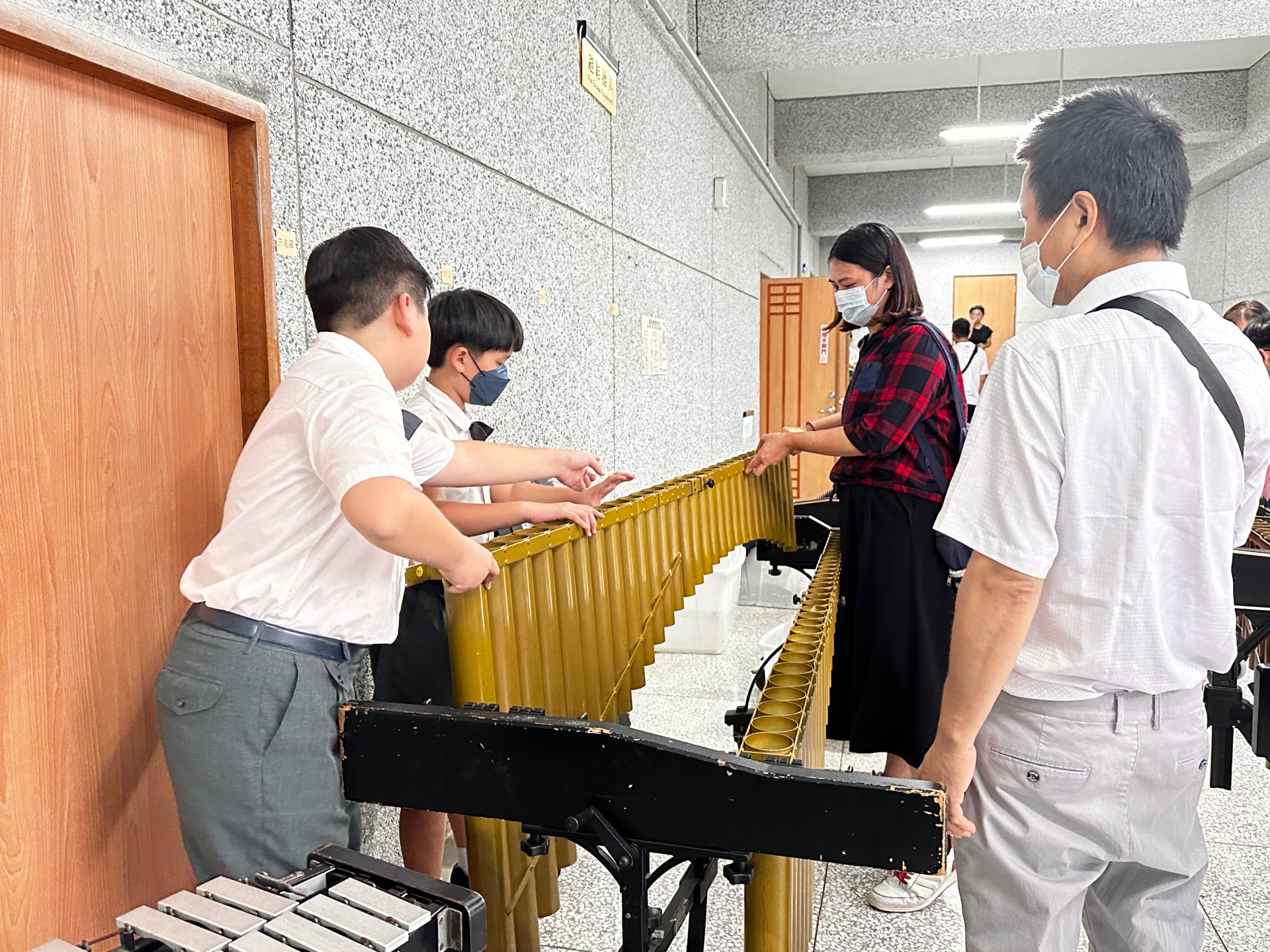 孩子們帶著家長學習如何拆解樂器及搬運，親子一同學習成長。