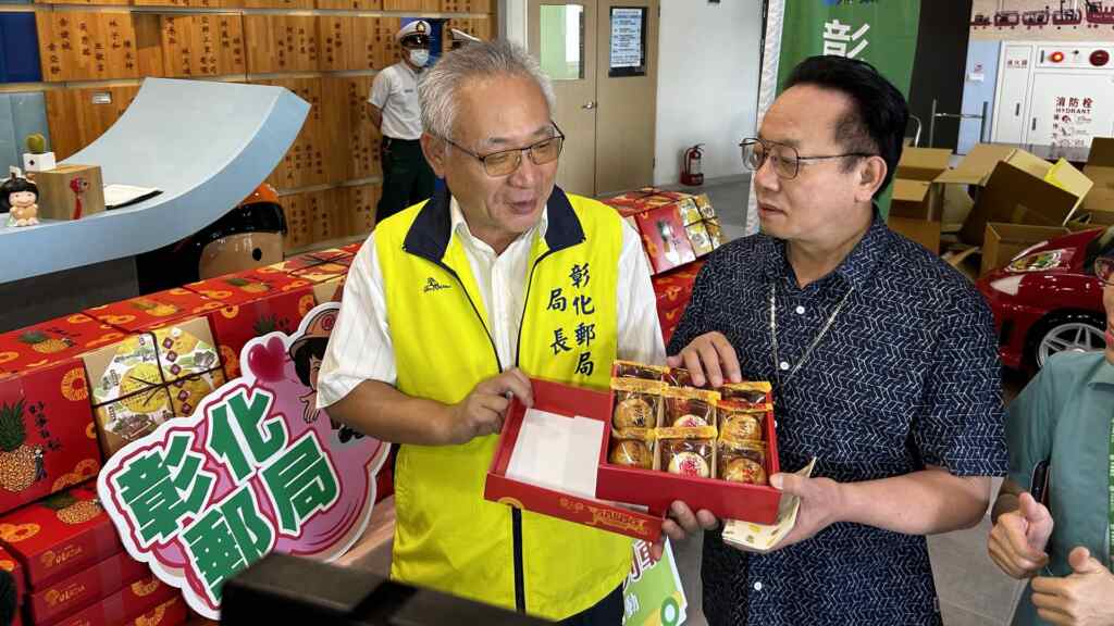 ▲彰化郵局陳局長樂明帶領同仁，將300盒秀水鄉「旺梨小鎮」中秋禮盒送至員林家扶中心，由彰化家扶中心主任王震光代表受贈，將分發給中心服務的弱勢家庭，讓他們也能感受中秋節的溫馨與祝福。（記者林明佑翻攝）