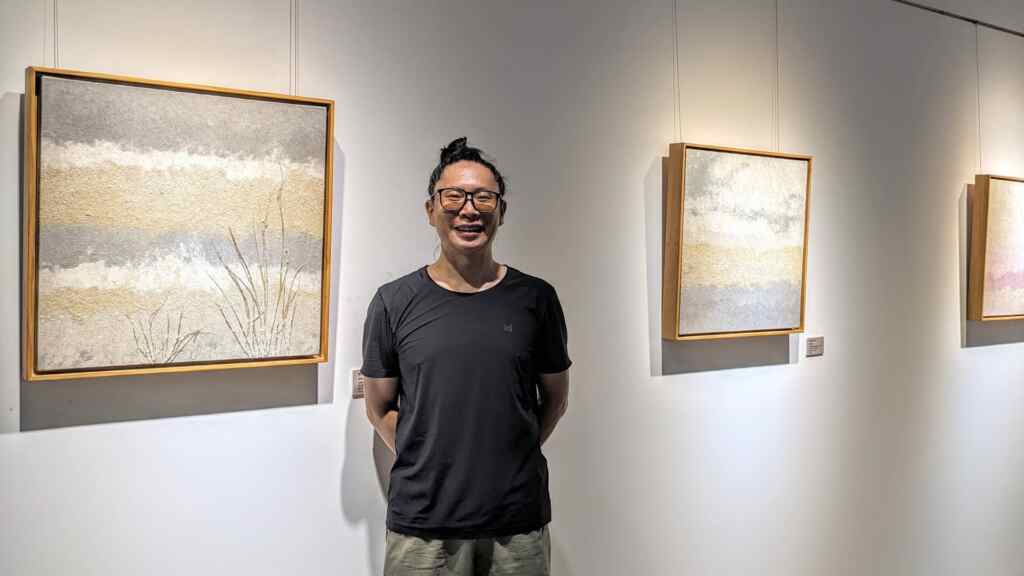 ▲藝術家洪晧倫利用各地土壤製作天然顏料材,藉由創作追本溯源、歌頌大地母親,同時也深化了創作者與土地的關係。(彰化生活美學館提供)