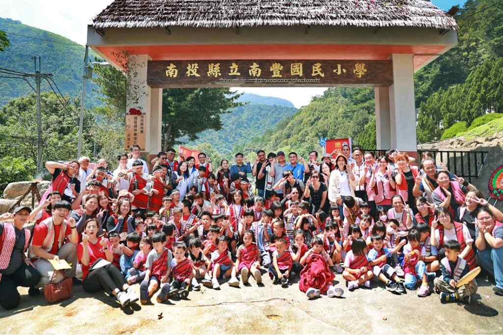 ▲第三所原住民族實驗學校,南豐德固達雅賽德克族民族小學揭牌 。(記者張玉泰翻攝)