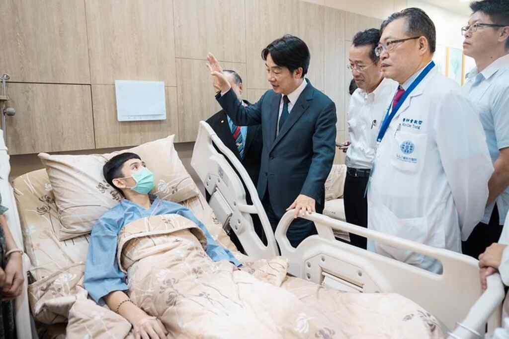 ▲總統探視空軍第二聯隊謝沛勳上尉,感謝國軍不分晝夜保家衛國。(總統府提供)