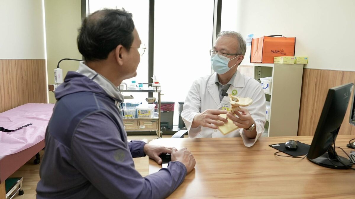 低頭60度滑手機致頸椎受力27公斤　遠離頸椎病變重視預防與適當治療