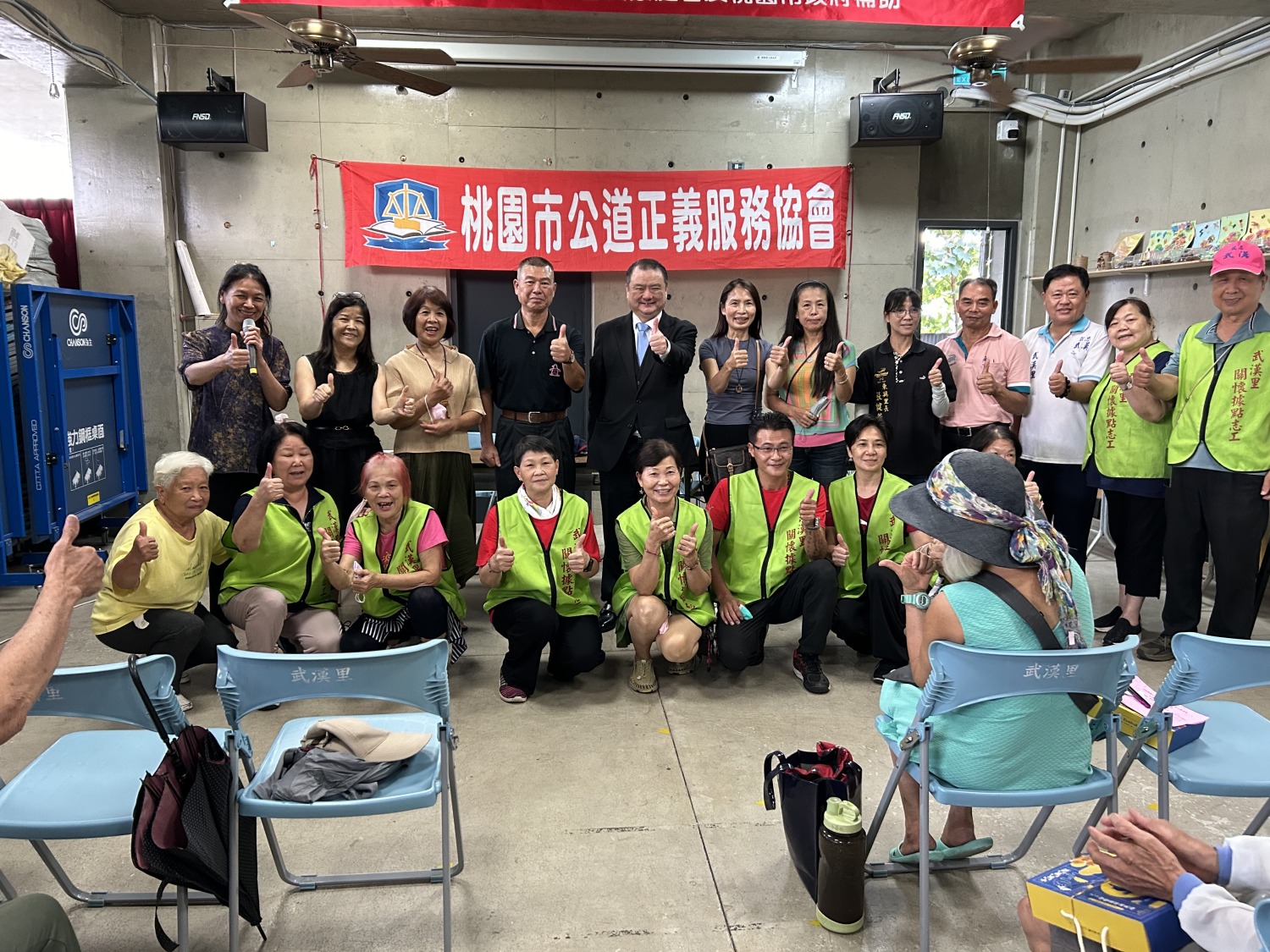 「中秋團圓來送禮---同心關懷弱勢長者」活動,趁中秋盡孝道!桃園龍潭108老人公益慈善活動現場氣氛歡樂且溫馨。(記者包克明 翻攝)