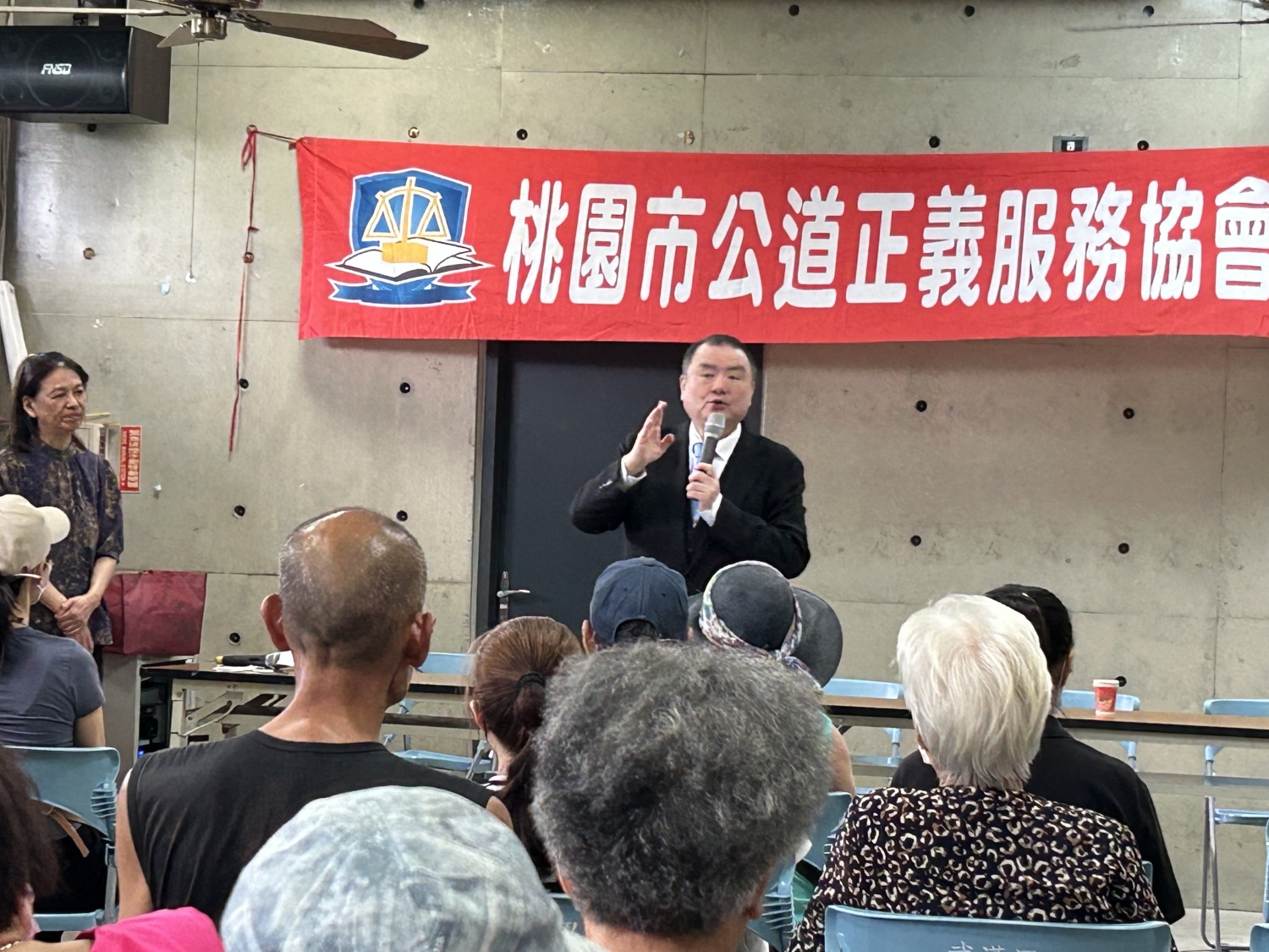 全國被害人權協會劉承武理事長健康幸福講座開講,名稱為「老人如何照顧自己與家人之身體健康和養生保健而不用養醫生」。(記者包克明 翻攝)