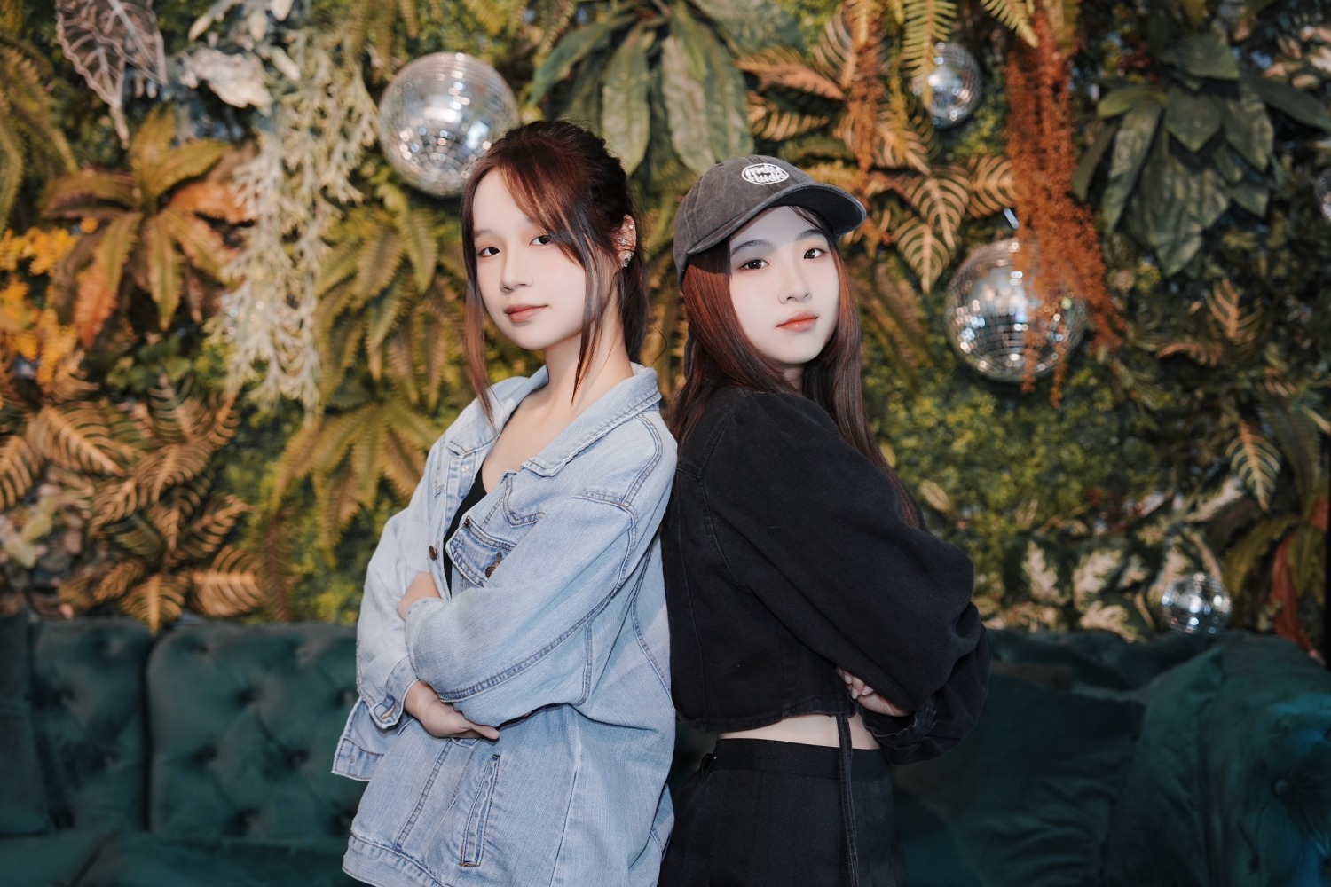 人氣女團前成員高硯晨(晨晨)(右)與妹妹翎聲響起(翎翎)(左)出席TTR女神特賣會活動。(圖/TTR女神特賣會提供)