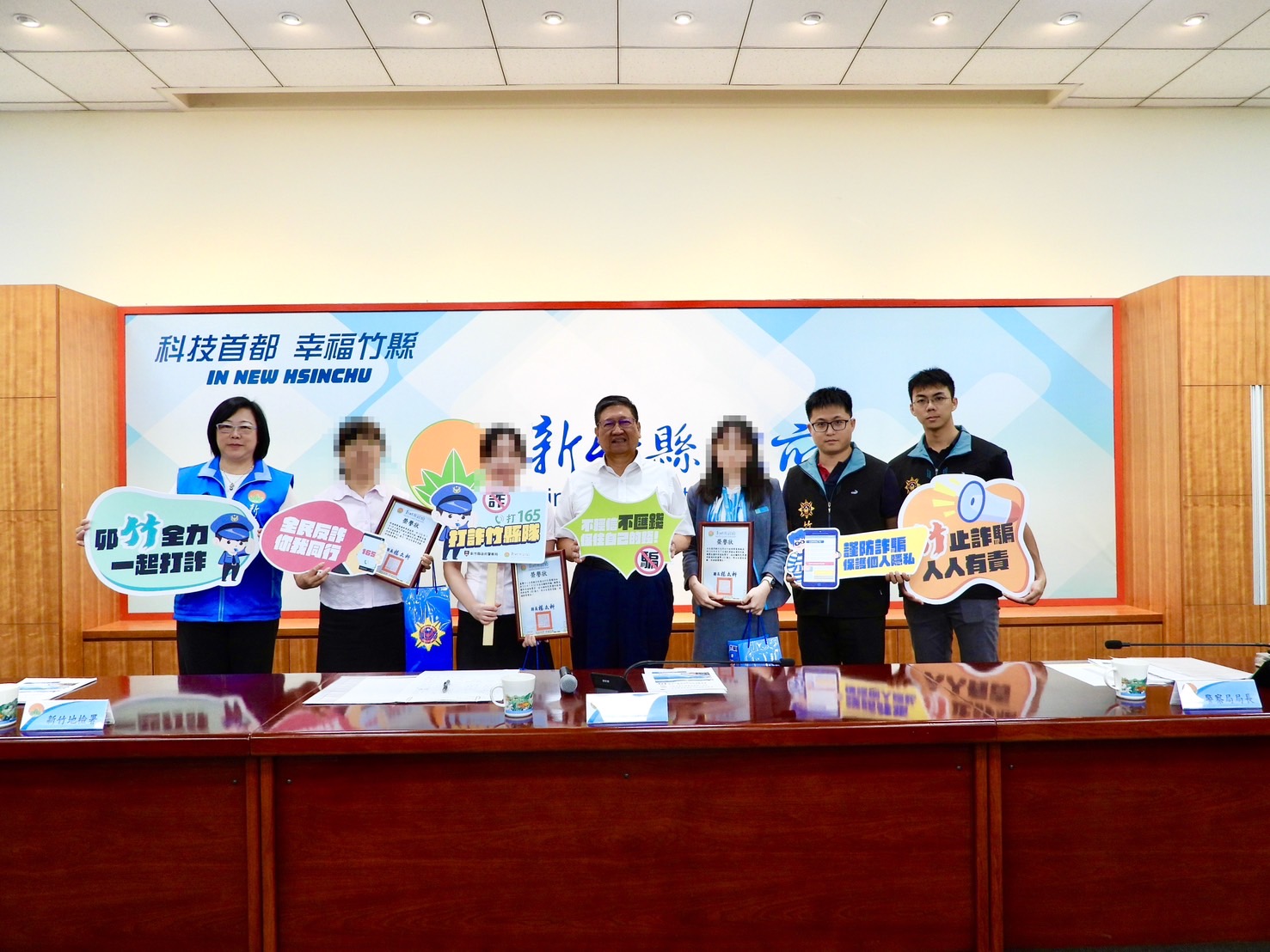 縣長楊文科推動「打詐新四法」,呼籲民眾警惕詐騙,保護財產,遇疑撥165專線確認。(圖/記者林照東翻攝)