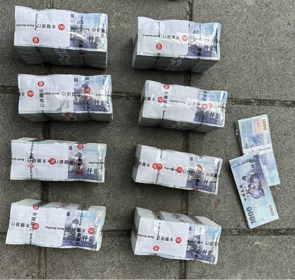 大安警現場攔阻812萬現金。(記者徐煜勝翻攝)