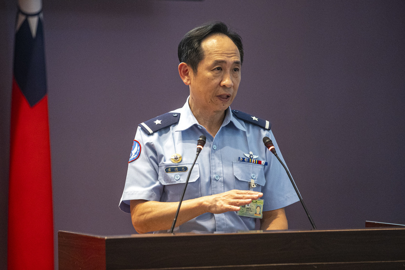 空軍司令部11日下午舉行記者會,針對幻象2000戰機10日夜訓發生墜毀意外進行說明,空軍督察長虞德忠(圖)指出,戰機發動機為何喪失推力需由專業飛安調查,環境、機械及人員因素都不排除。圖/中央社