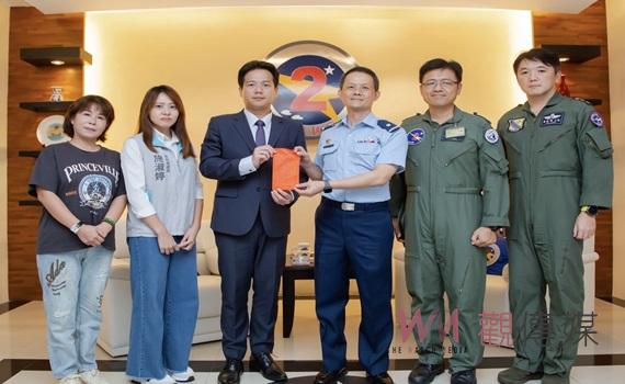 新竹空軍飛官謝沛勳上尉成功獲救 邱臣遠代理市長赴聯隊關心致贈慰問金