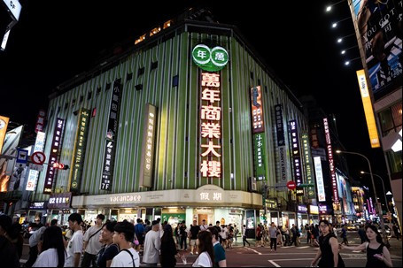 音樂人黃玠於《台北畫刊》分享西門町夜間風情,以及自己如何從城市生活情境汲取創作靈光。(攝影/鄒保祥)