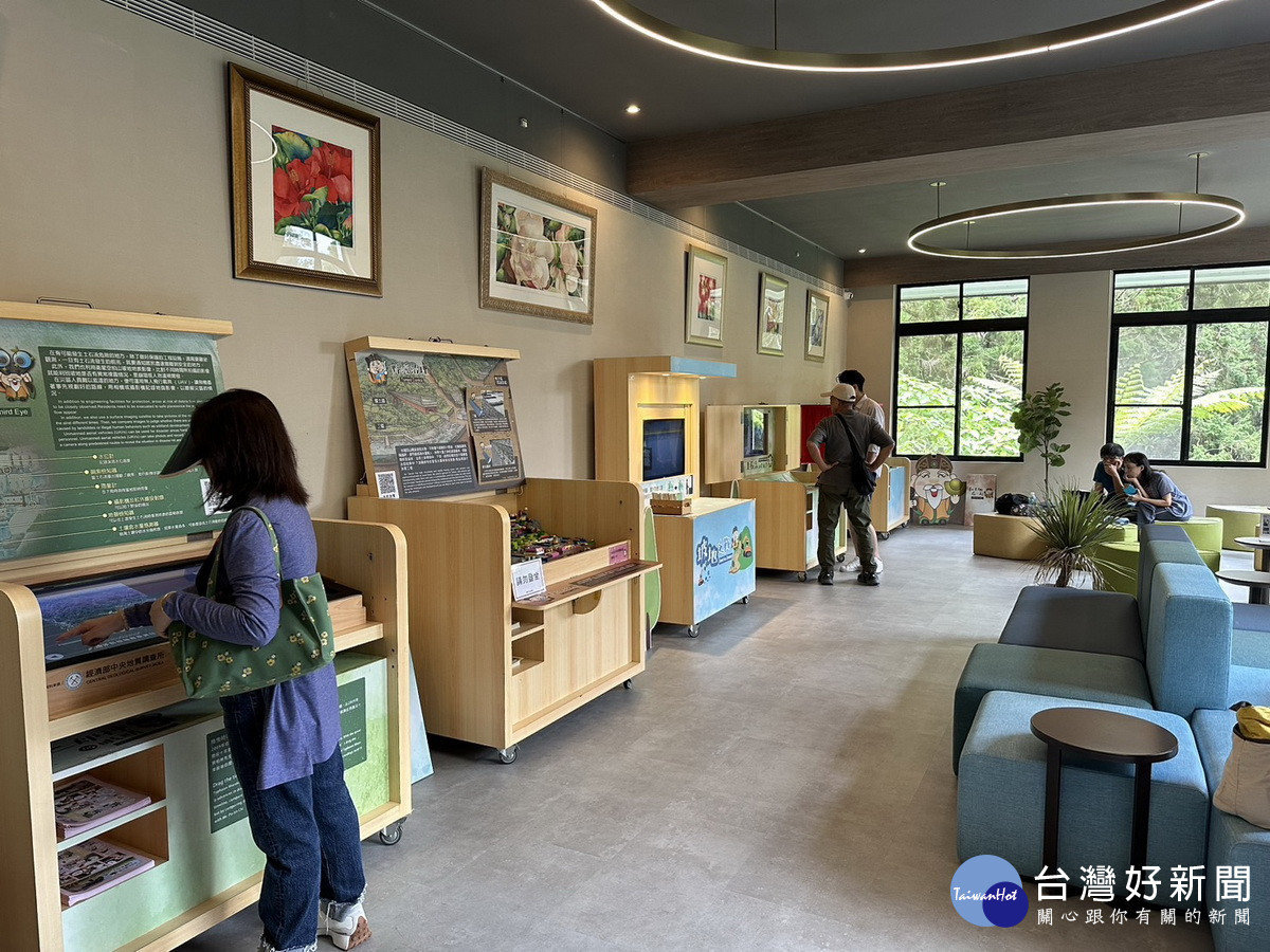 遊客現場操作互動。(溪頭福華飯店提供)