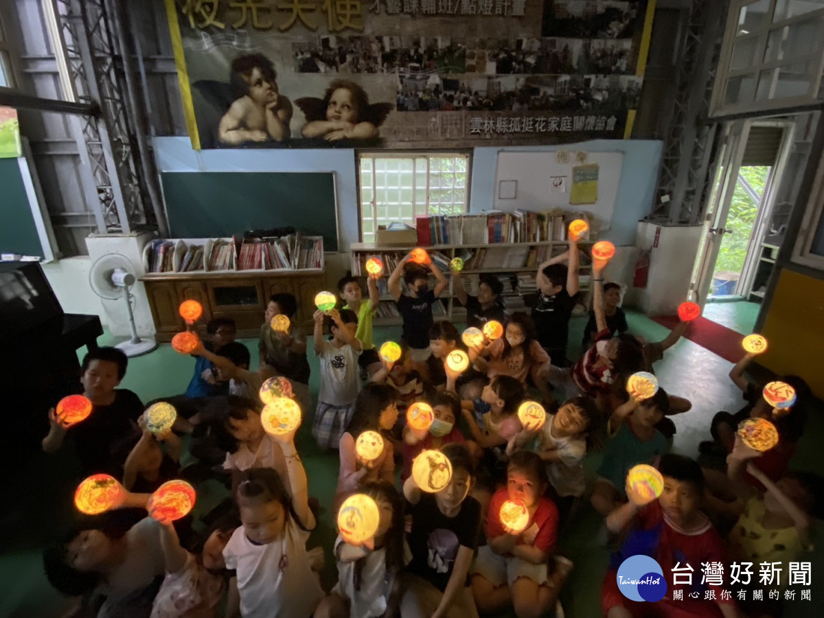 雲林縣孤挺花家庭關懷協會課後輔導班學童開心與自己的作品合影/虎尾就業中心提供