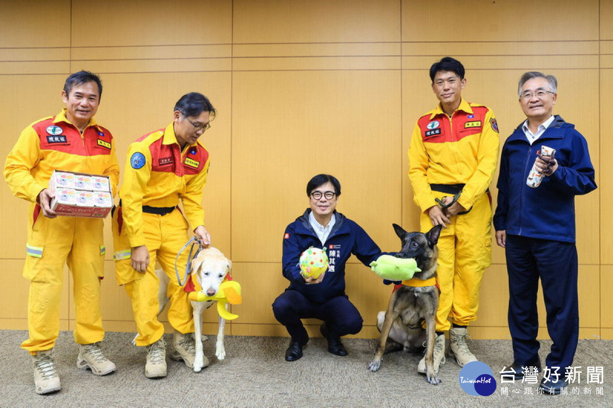 ▲陳其邁於公開表揚高市搜救犬救災亮眼表現，並致贈加菜肉乾與小玩具等慰問品。