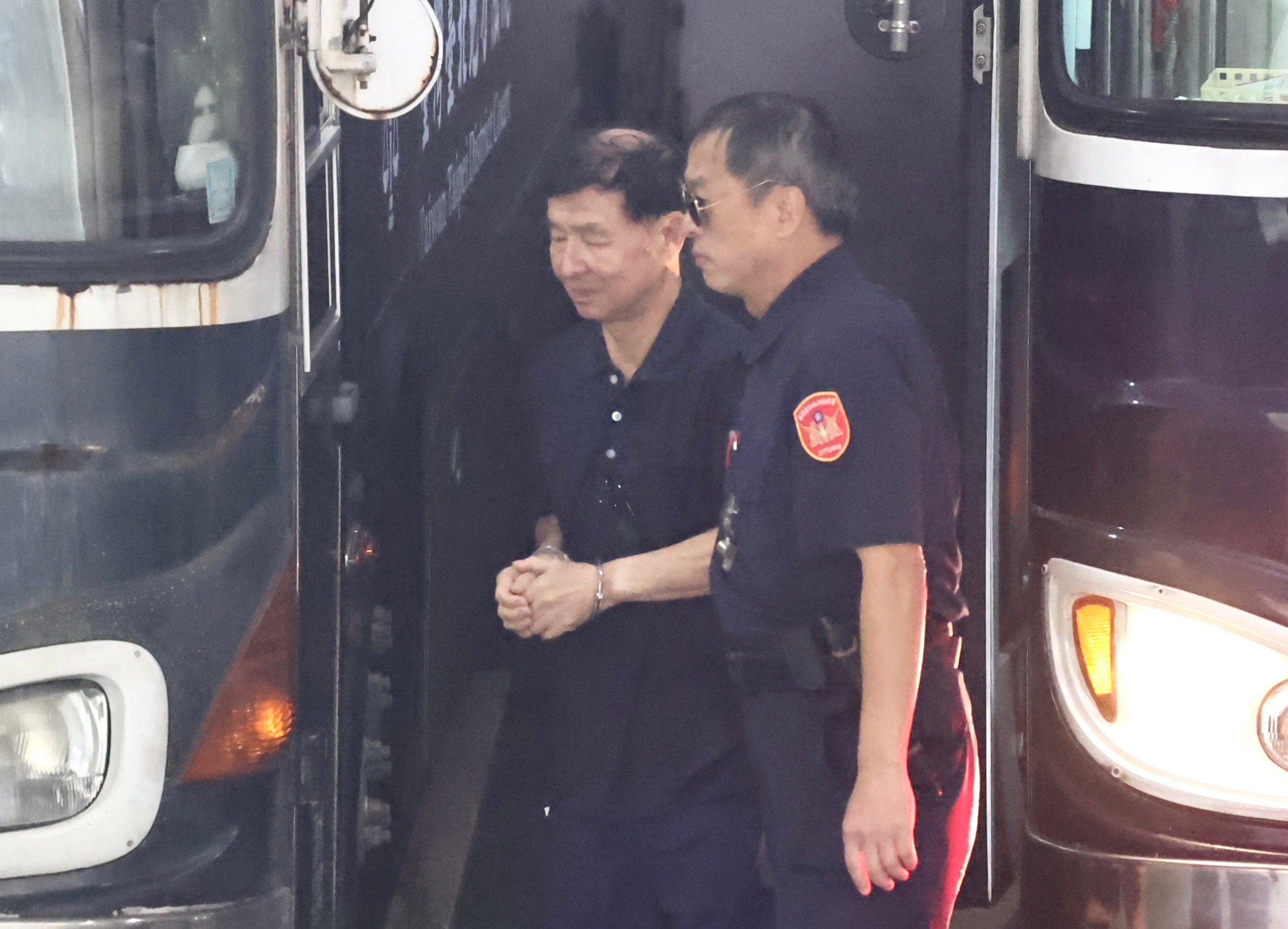 台北地檢署偵辦京華城案，12日再度提訊在押的前台北市副市長彭振聲（左）。林啟弘攝