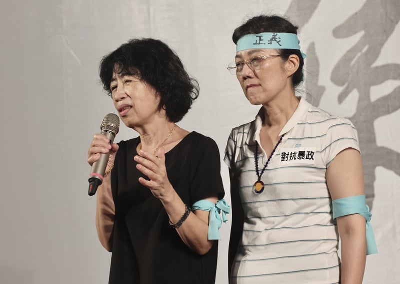 民眾黨8日晚間在立法院旁發起首場公民開講活動,壓軸由陳佩琪(左)與柯文哲胞妹柯美蘭(右)一同上台,陳佩琪神情哀傷的訴說丈夫遭羈押的心情。中央社