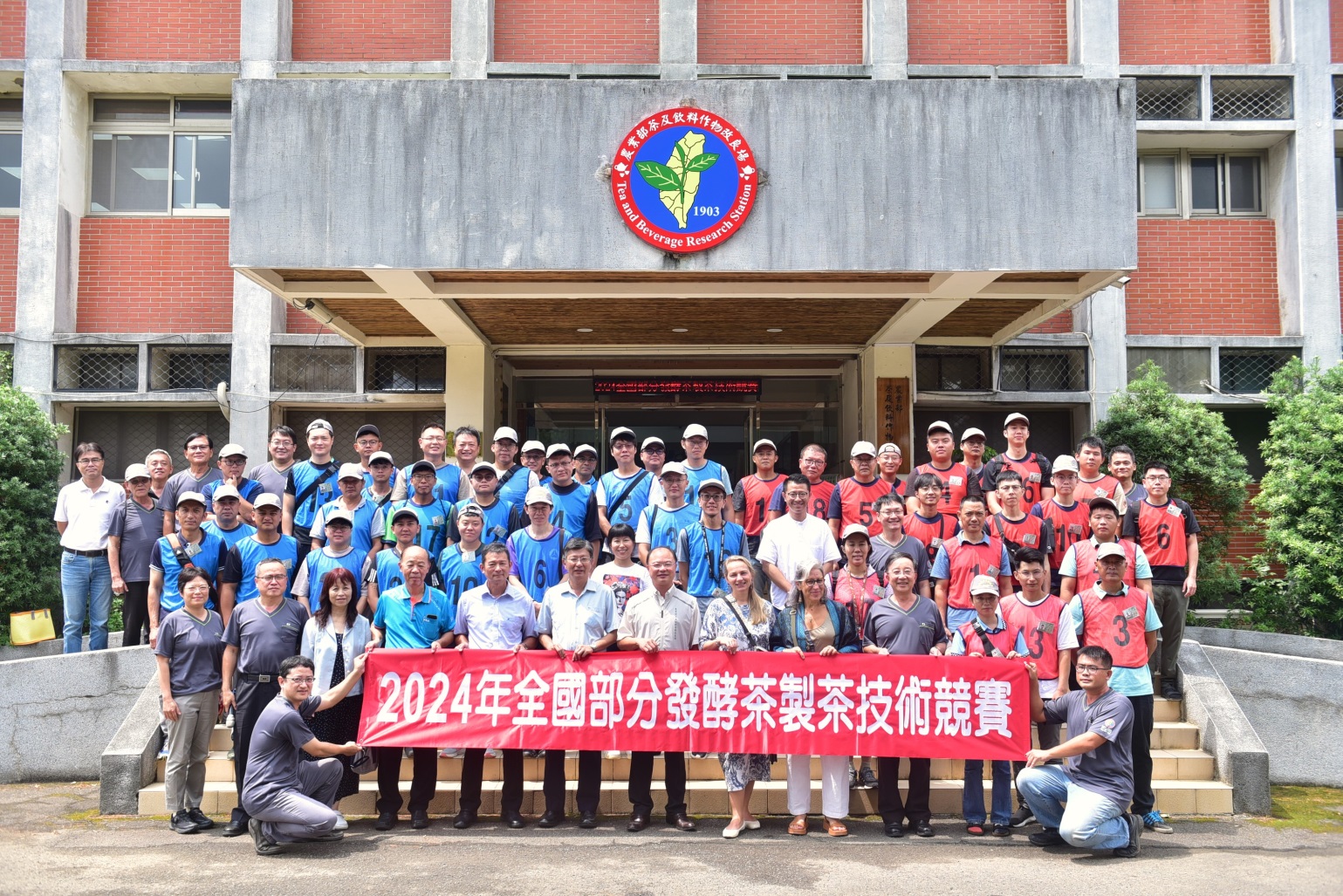 圖1、參賽選手及蒞臨貴賓大合照 圖1、參賽選手及蒞臨貴賓大合照