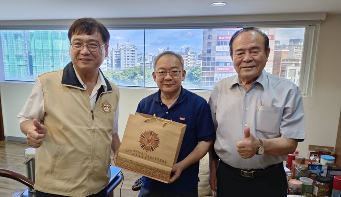 高市榮民服務處處長秋節前拜訪退伍軍人社團 致贈秋節禮品