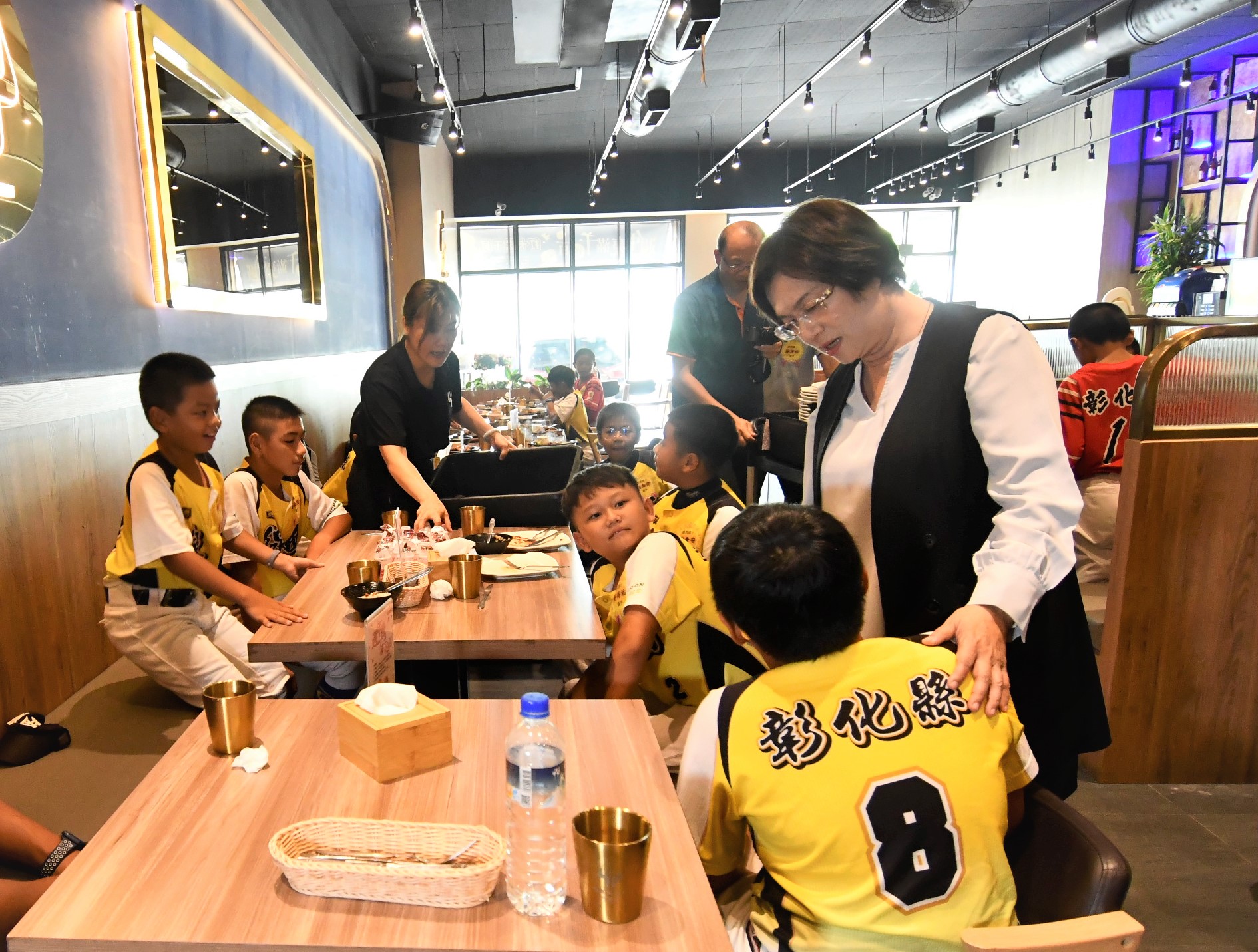 ▲2024年第二屆半線盃社區少年錦標賽，東山國小、線西國小棒球隊選手，雙雙奪下冠軍、亞軍，彰化縣長王惠美邀請2校選手一起享用美味排餐。（記者張溎壕攝）