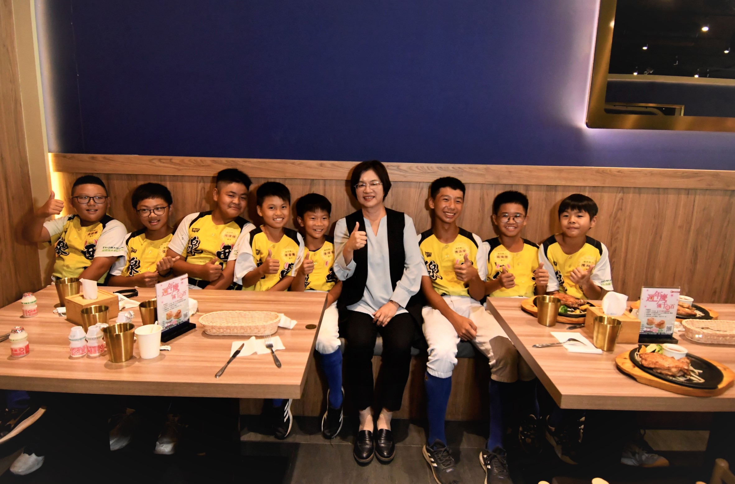 ▲2024年第二屆半線盃社區少年錦標賽，東山國小、線西國小棒球隊選手，雙雙奪下冠軍、亞軍，彰化縣長王惠美邀請2校選手一起享用美味排餐。（記者張溎壕攝）