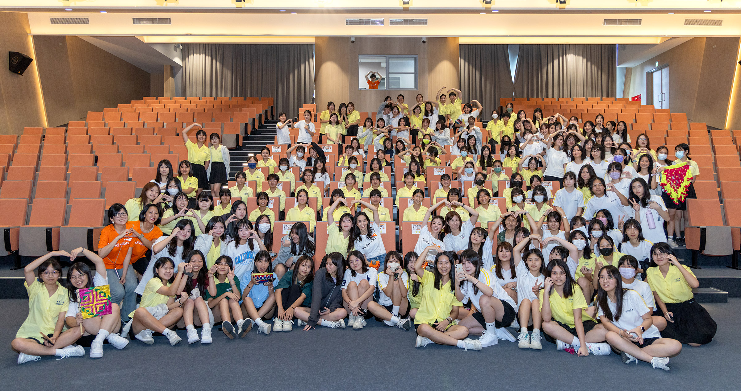 張鈞甯攜手詹子萱回景美女中母校，倡議以教育改變女孩未來(台灣世界展望會提供)