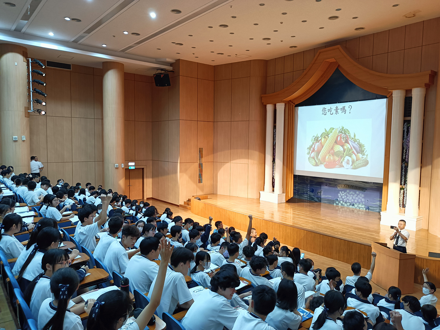 大愛台主播倪銘均以醒世妙語告訴同學茹素的重要。