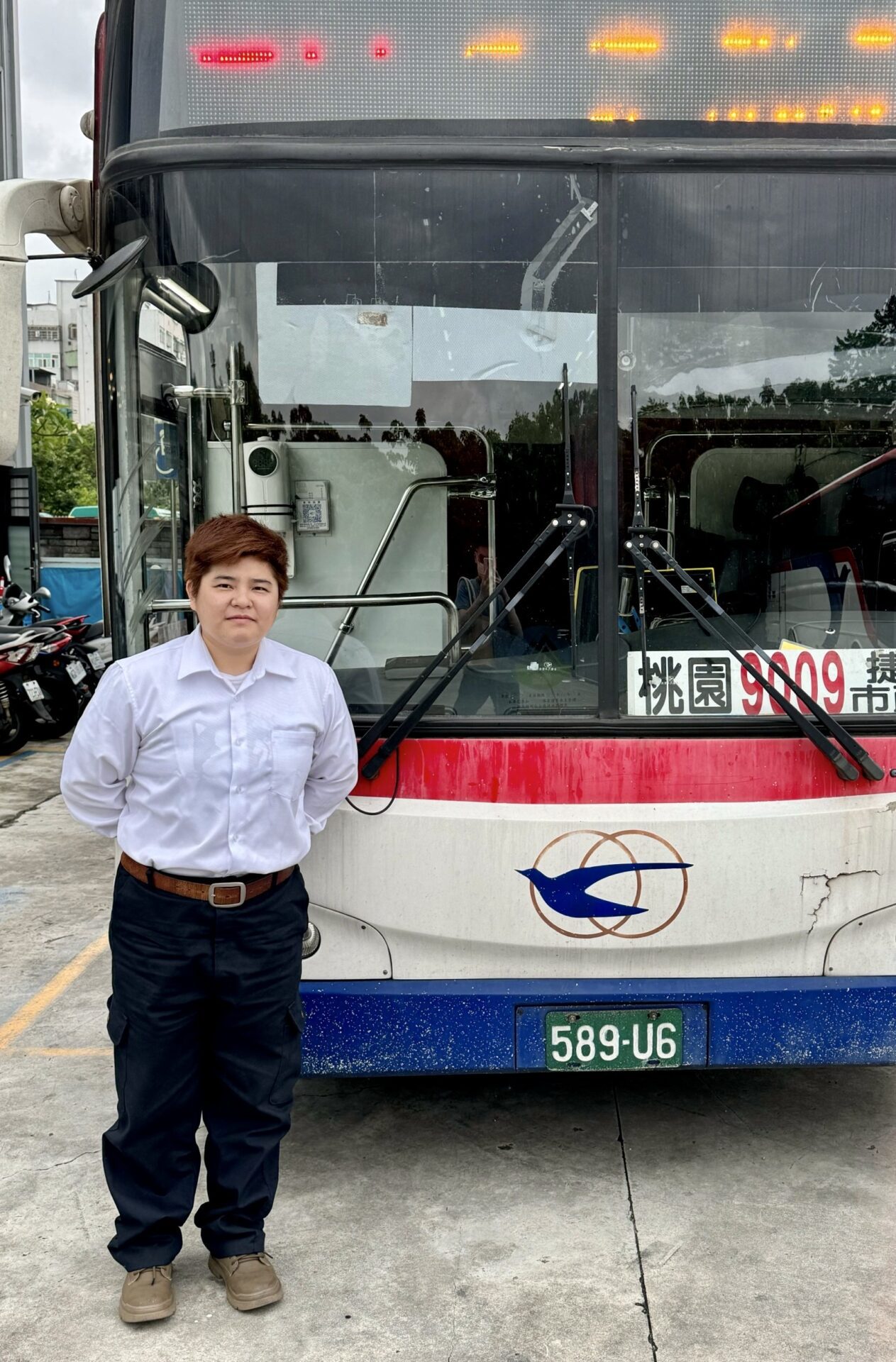 資深女導遊參加新北大客車職訓　轉換跑道成為快樂運轉手