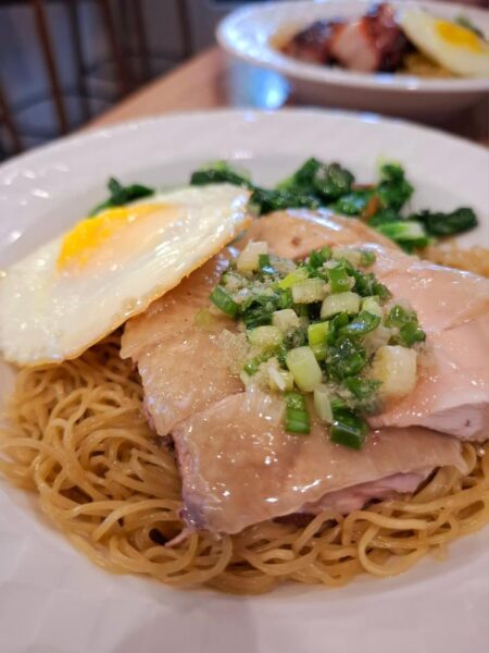 油鷄撈麵。圖/周含鍾攝