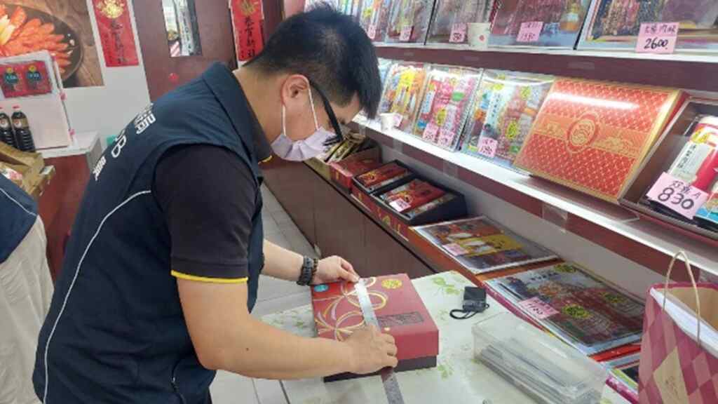 ▲彰化縣環保局呼籲民眾在挑選中秋禮品時,掌握1多3少的原則,優先採購產品份量多、包裝材料少、材質種類少、印刷油墨少的禮盒,讓對方感受禮輕情意重的心意,落實環保觀念。(記者林明佑翻攝)