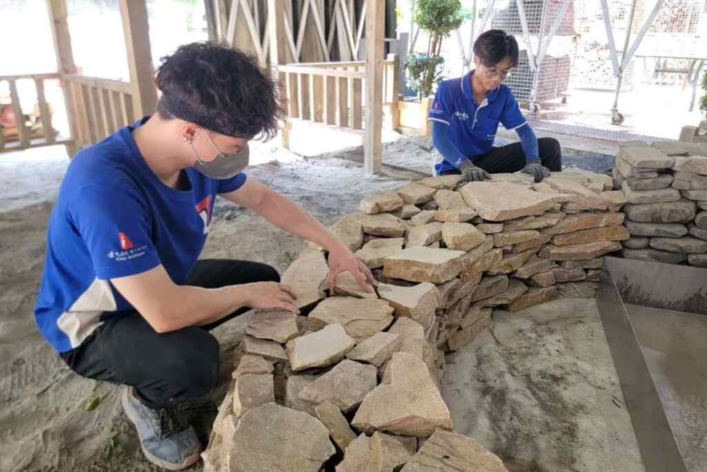▲造園景觀職類國手李宇凱(左)與林冠宏(右)於中彰投分署培訓情形。(記者林明佑翻攝)