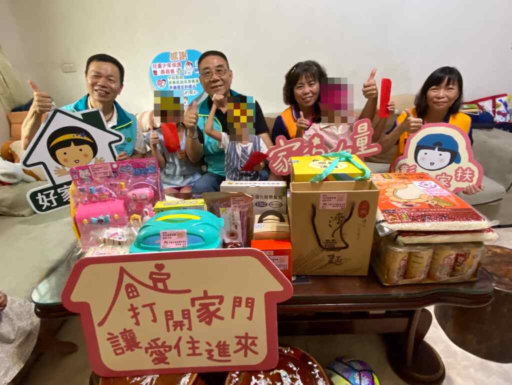 ▲彰化家扶兒童少年保護委員會主委及委員們在中秋節前夕,親自探訪寄養家庭,帶去關懷與陪伴,並感謝65戶寄養家庭的長期付出。(彰化家扶提供)