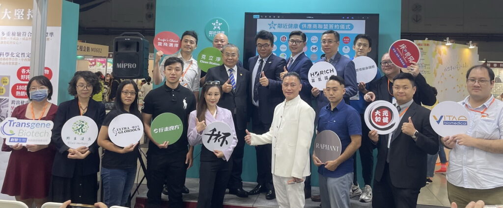 「鄰近健康」與聯盟品牌廠商,舉辦新一波簽約合作記者會,共同宣示將全面協助民眾落實健康促進,真正將「藥師諮詢落地化」。
