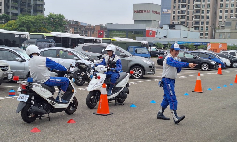 ▲圖說:「機車實技示範演練」由Honda 安駕團隊機師現場授課正確穿戴機車安全帽、騎乘姿勢及機車煞停距離 (圖/台中市政府 提供)