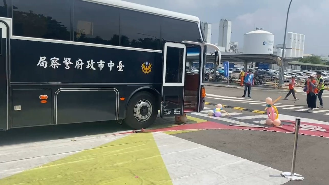 ▲圖說:交通警察大隊宣導團現場解說大型車轉彎時產生「內輪差」的危險性 (圖/台中市政府 提供)