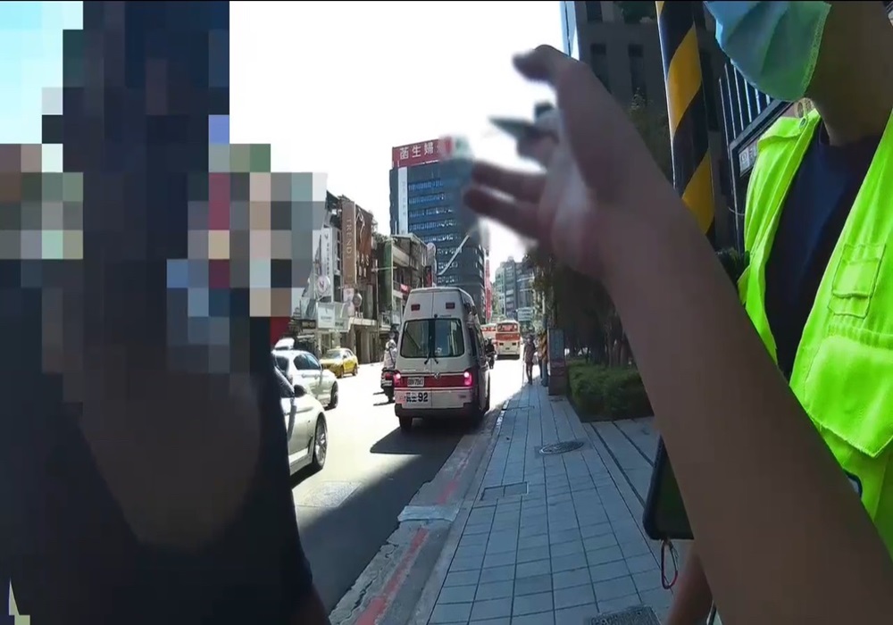 車遭扣押還嗆「關你屁事」 路邊扭打遭海山警送辦 221 248240912a03
