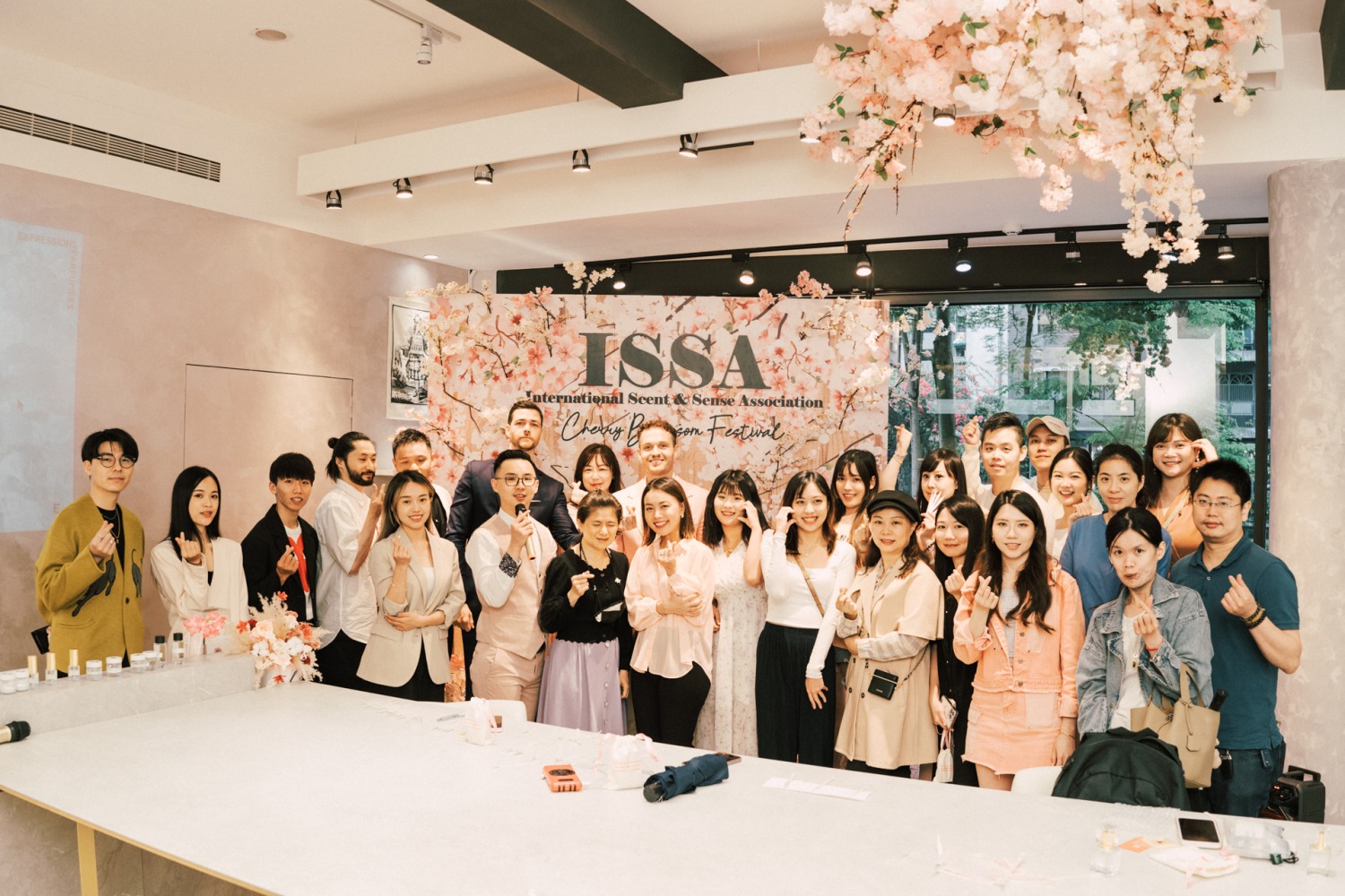 國際香氛藝術協會（ISSA）經常舉辦香氛主題活動，邀請各國嘉賓蒞臨分享交流，希望打造一個「以香會友」的香氛社群交流平台，圖為櫻花季主題分享活動，邀請到法國講師與專業香水達人「韋一」分享。(圖/ISSA提供)