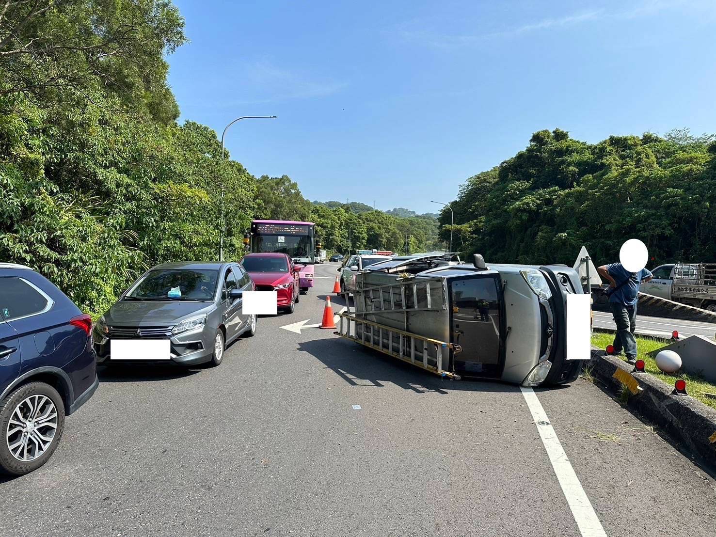 林男駕駛自小貨車沿信義快速道路由北向南行駛,行至木柵路四段萬芳交流道口,因不明原因撞擊分隔島後翻覆。(記者 黃荷琇翻攝)