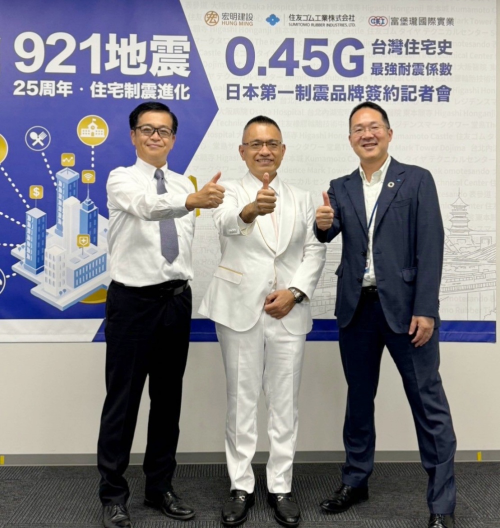 ▲宏明建設總經理陳啟明(中)赴日簽約引進日本隔震工法。(圖/宏明建設提供)