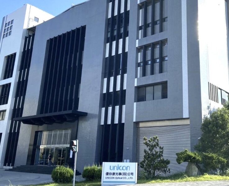 優你康引進先進自動化設備,提升隱形眼鏡生產效率。