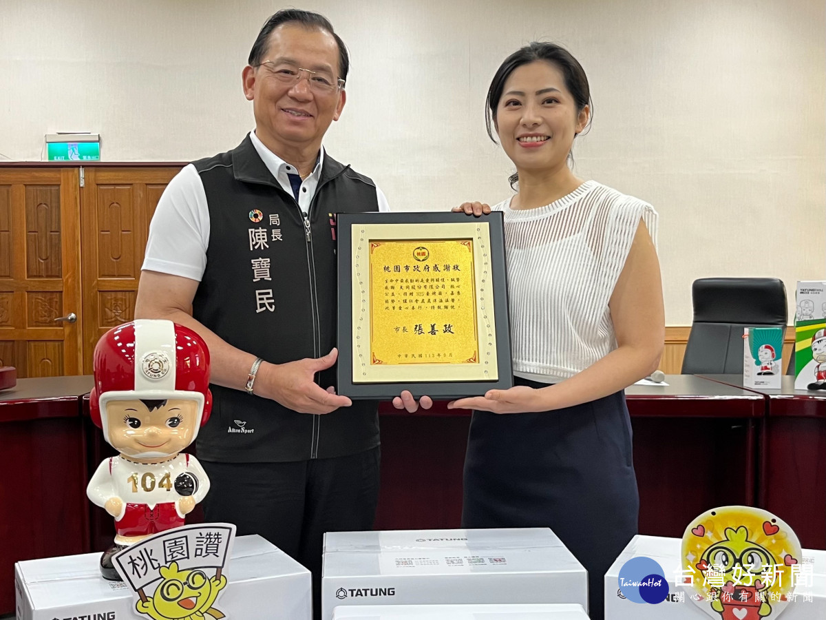 陳寶民局長回贈感謝牌以表謝意。<br /><br />