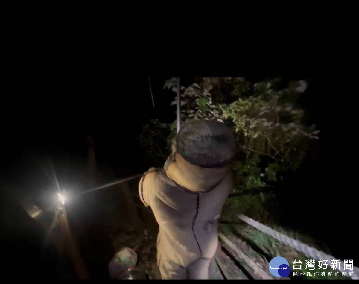 捕蜂人員用高枝剪將蜂巢取下。(圖/玉管處提供)