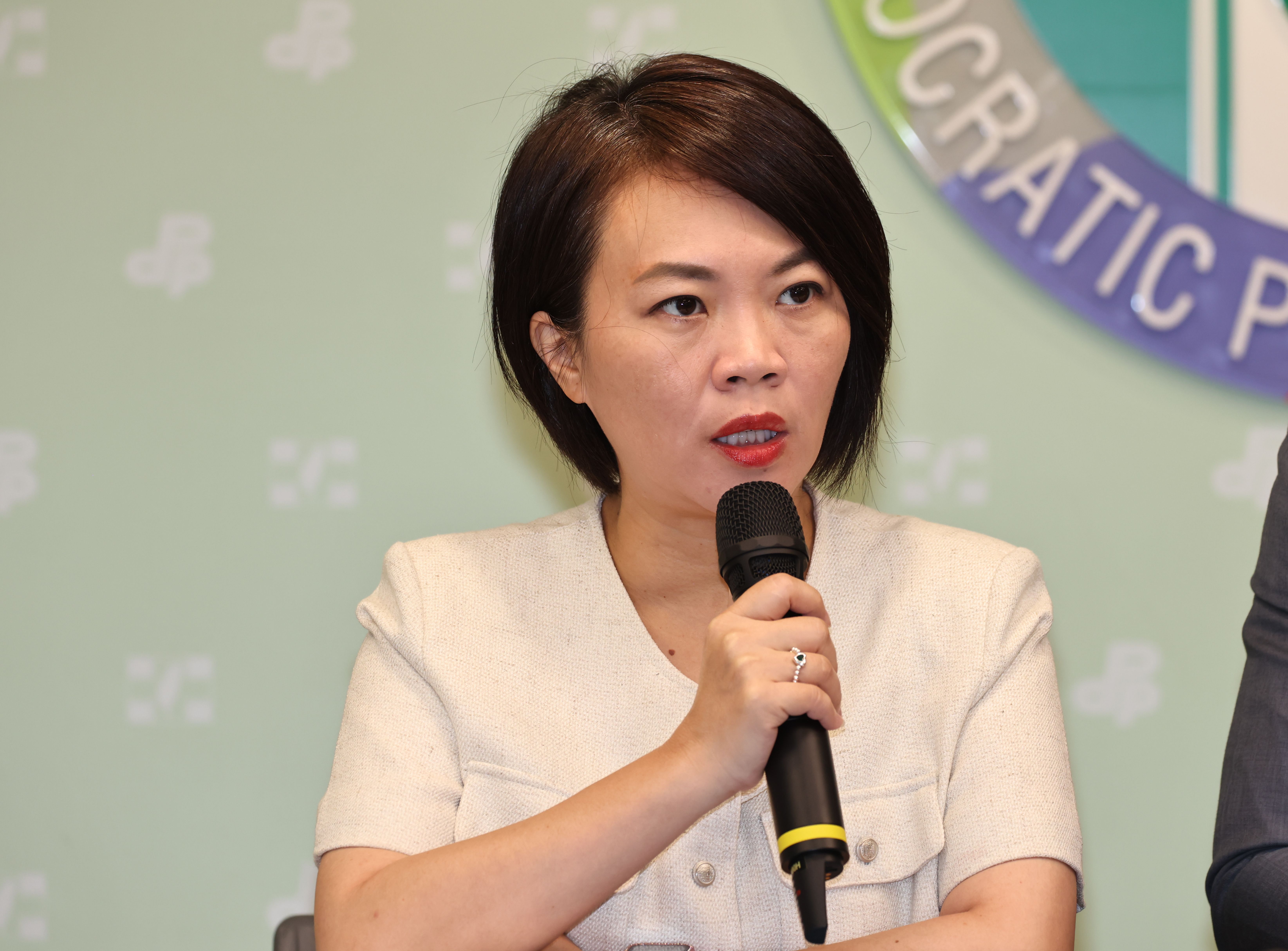 民進黨北市議員簡舒培12日批評,柯文哲選舉時財產申報或每年公職財產申報,都沒有看陳佩琪保險箱內的金飾、玉器及100萬元現金。資料照片/林啟弘攝