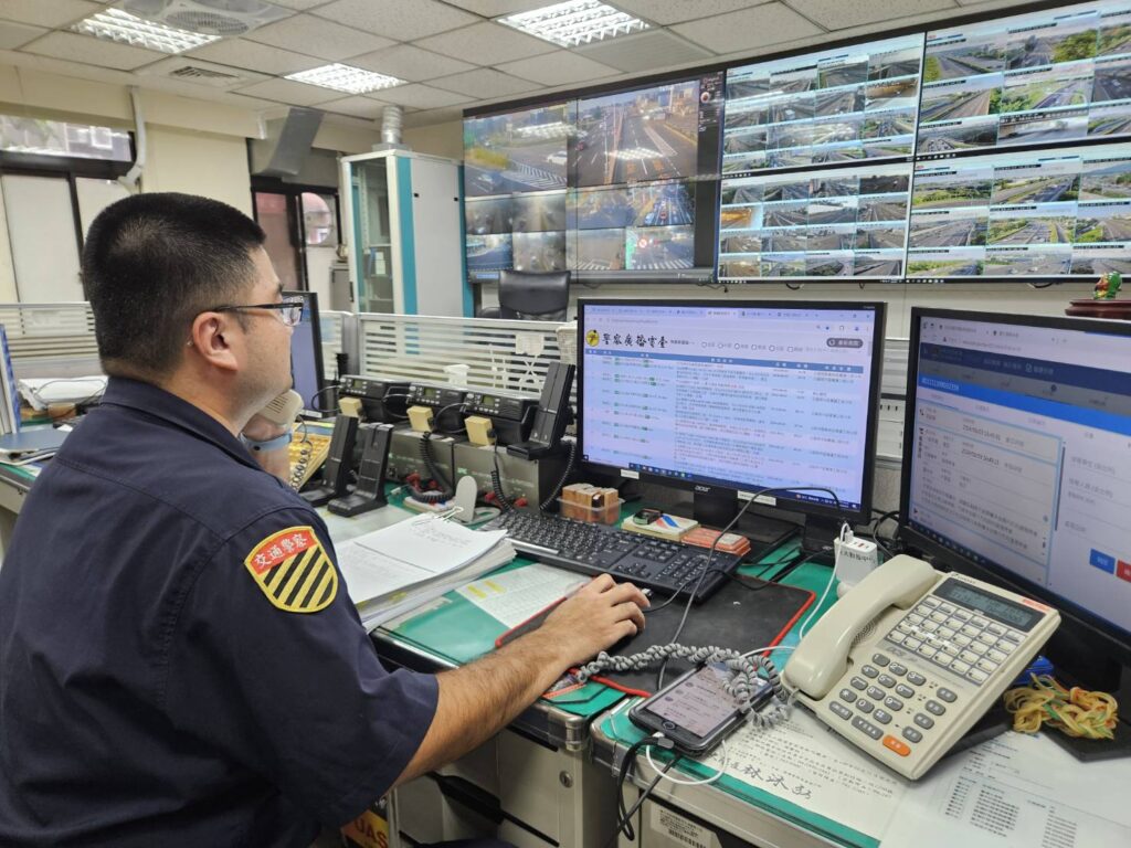 ▲圖說:中市警局運用連線電視牆監控重點路口狀況,機動派遣員警、義交加強交通指揮疏導 (圖/台中市政府 提供)