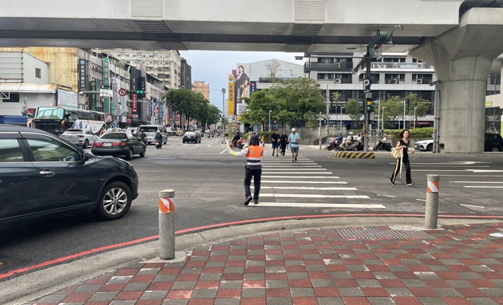 ▲圖說:中秋駕車出遊可利用「臺中交通網」APP查詢避開壅塞路段,並遵守交管員警義交之指揮 (圖/台中市政府 提供)