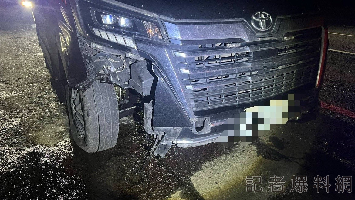 ▲黃偉哲座駕車頭撞擊工具箱毀(圖/記者王俊勝 翻攝)
